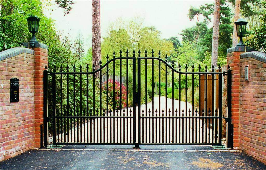 Arched top ornamental gate