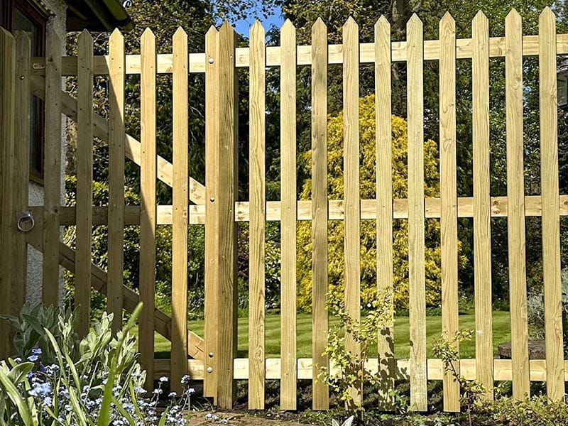 Jacksons Traditional Pointed Palisade fencing | Jacksons Fencing