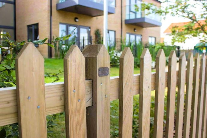 Traditional Pointed Palisade garden fence