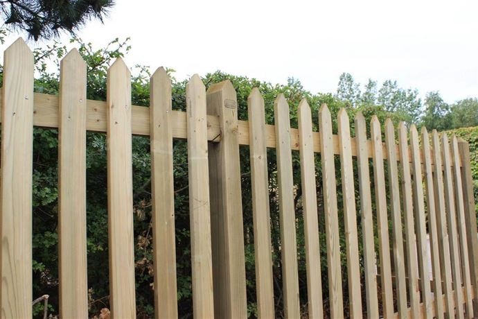 Traditional Pointed Picket Palisade Fencing