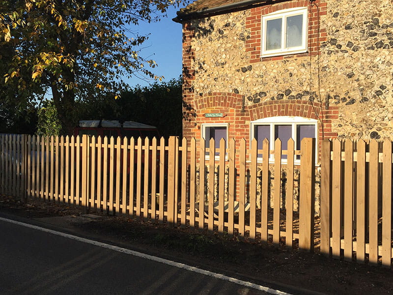 Pointed picket fencing