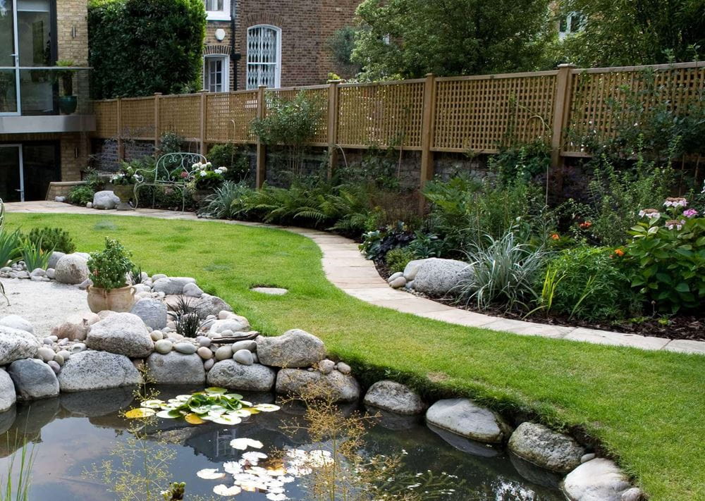 National BALI Award Winning Garden with lattice trellis fencing