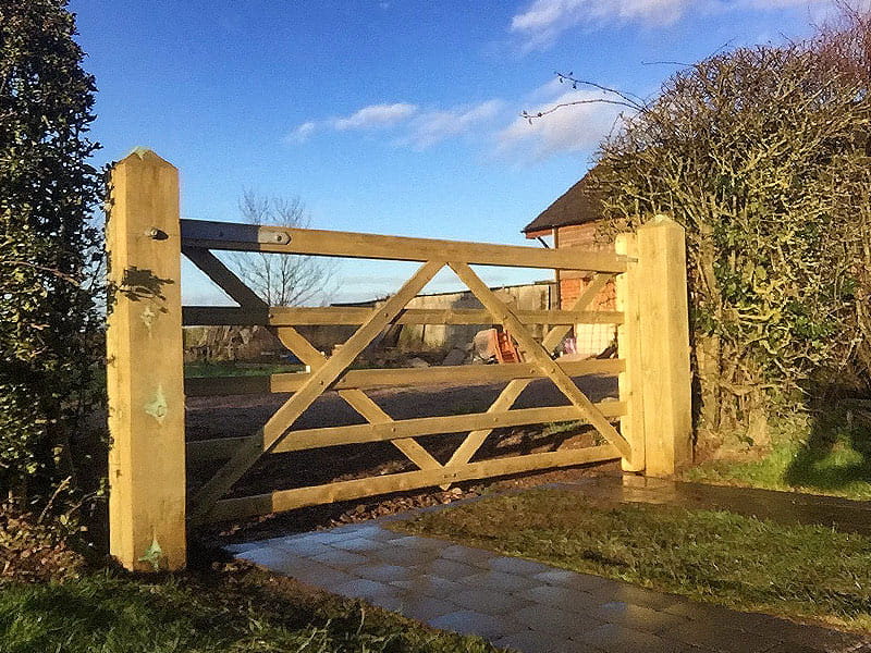 gate installation Wolverhampton